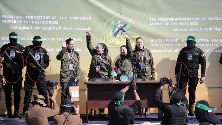 "تافور"... بنادق نخبة الجيش الإسرائيلي بيد كتائب "القسام" على منصة تسليم المجندات الأسيرات
