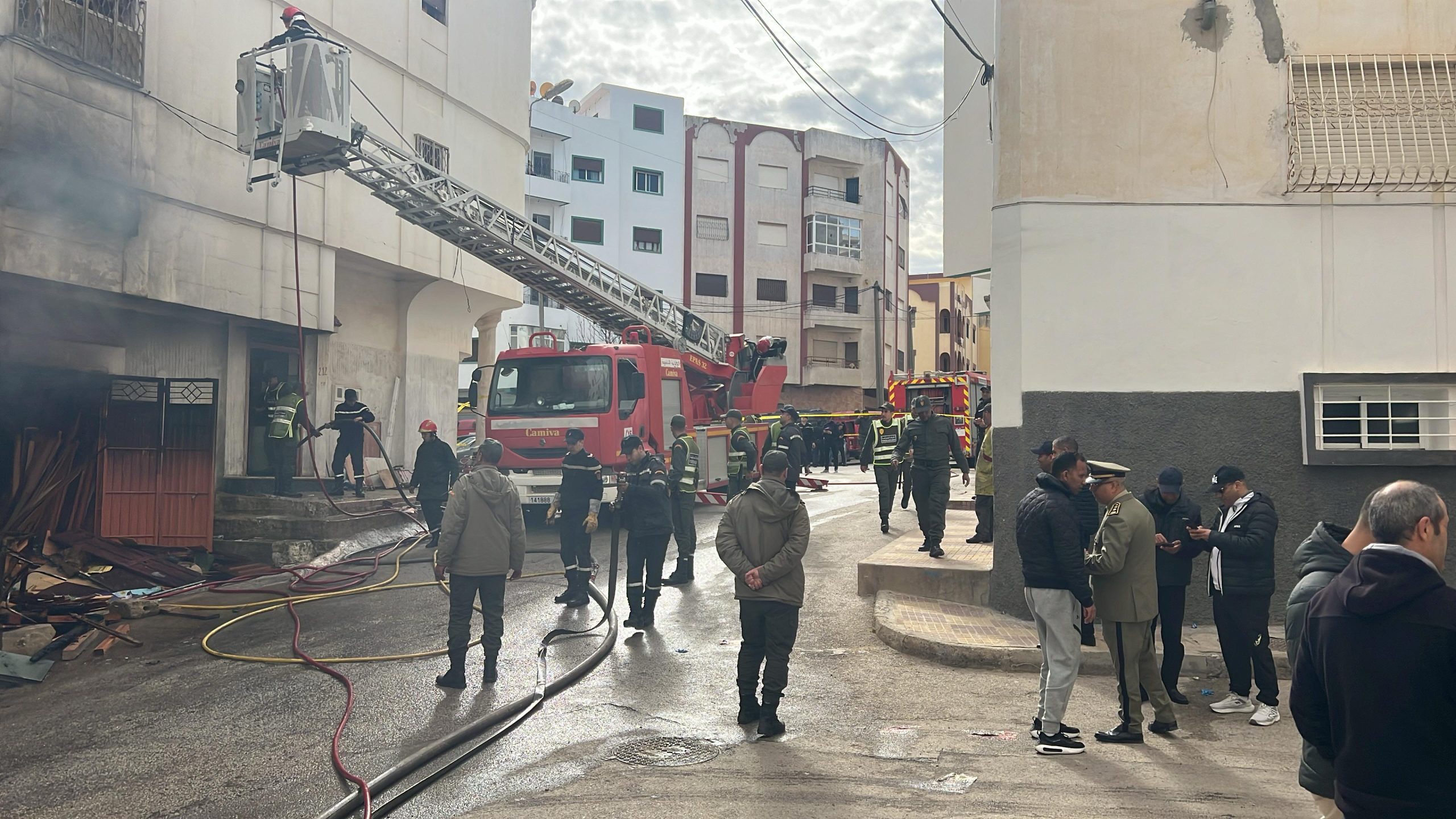 استنفار بتطوان جراء حريق في مستودع للخشب