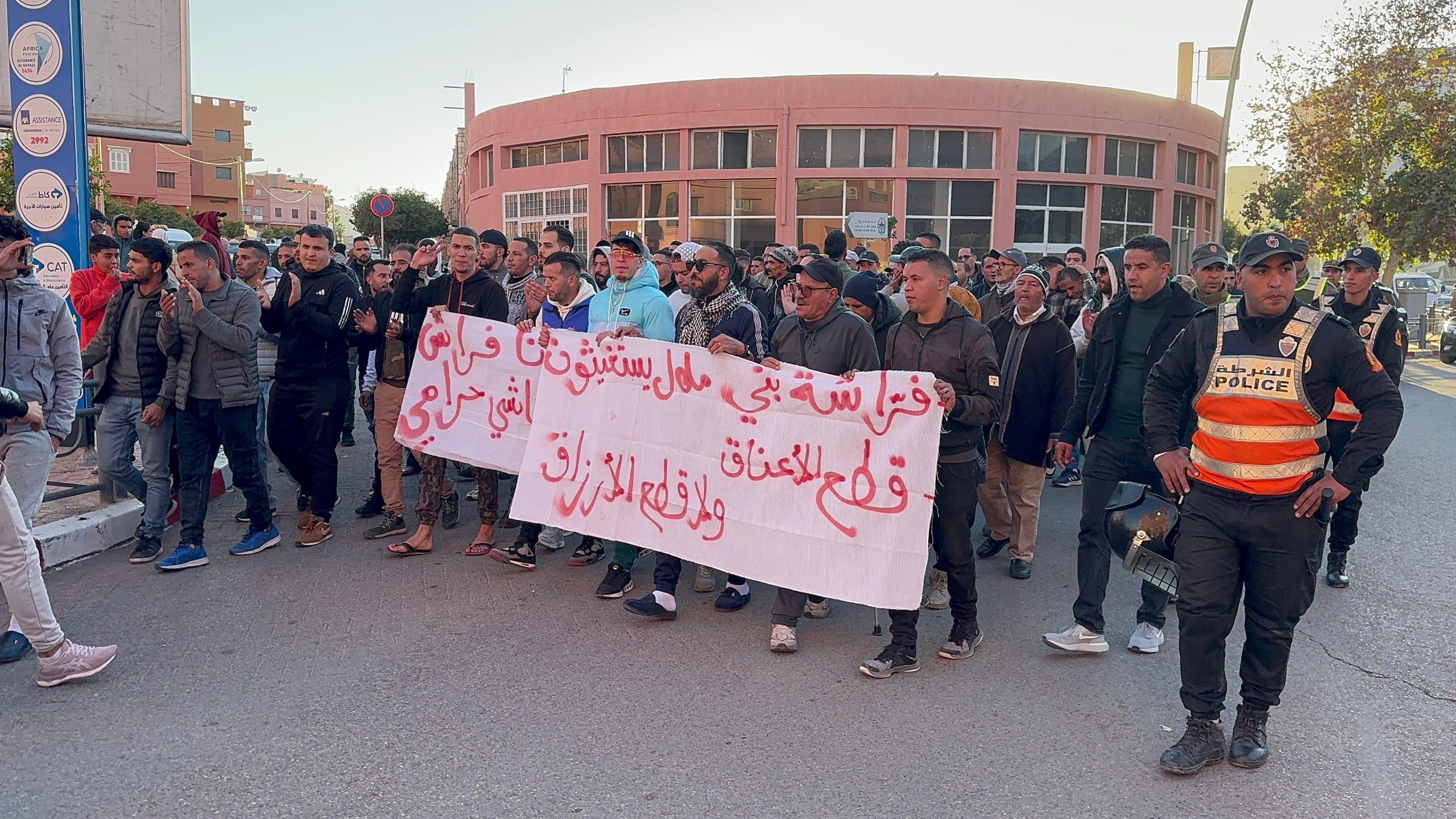 مسيرة احتجاجية للباعة المتجولين في بني ملال للمطالبة بتحسين أوضاعهم الاقتصادية