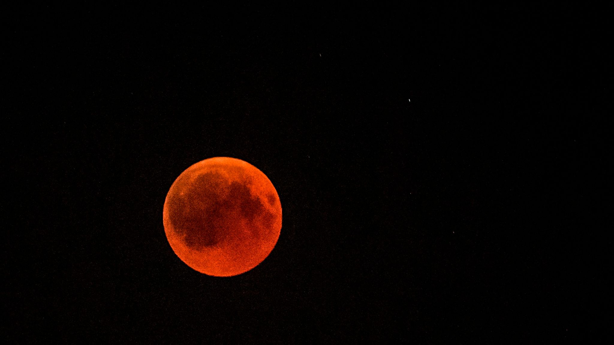 القمر يتحول كتلة حمراء بفعل خسوف كامل مرتقب ليل الخميس الجمعة