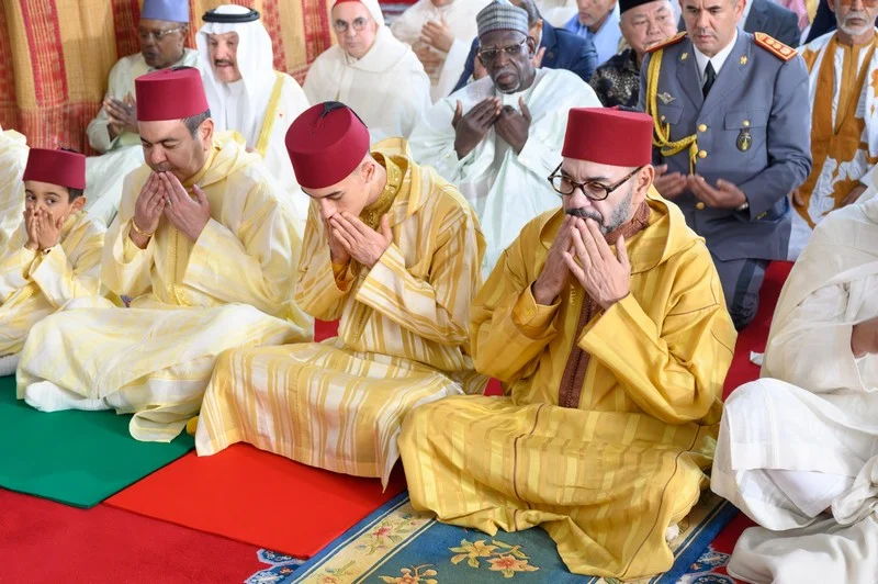 الملك محمد السادس يؤدي صلاة عيد الفطر  بمسجد أهل فاس بالمشور السعيد بالرباط