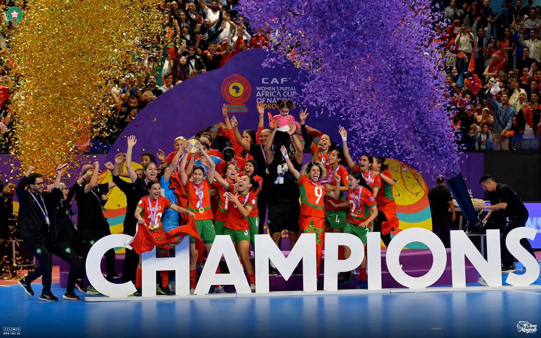 الملك يهنئ أعضاء المنتخب الوطني لكرة القدم داخل القاعة للسیدات بمناسبة فوزه بكأس إفریقیا للأمم 2025