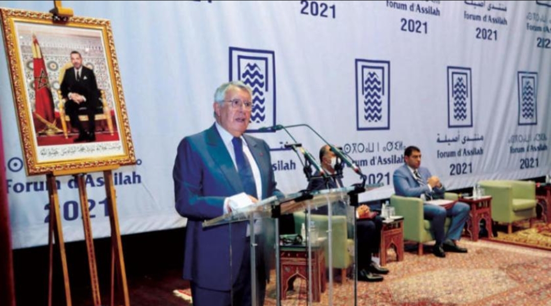 بعد وفاة بن عيسى .. محكوم سابق في قضية مخدرات يهدد منتدى أصيلة وأمينه العام الجديد