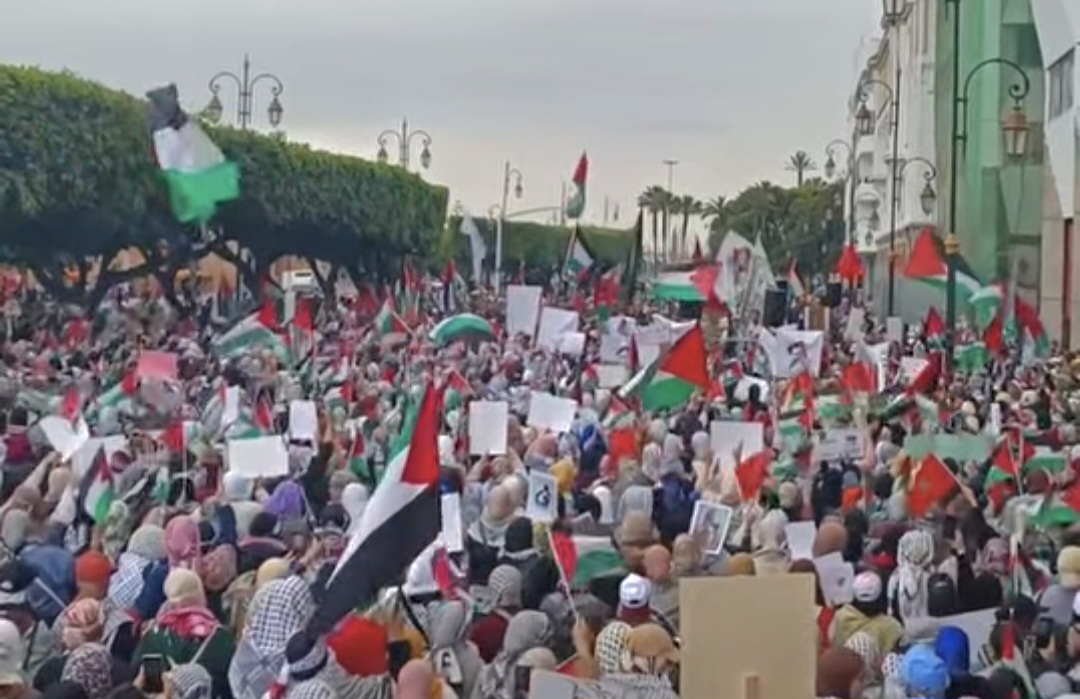 الرباط تنتفض من جديد.. آلاف المغاربة في مسيرة حاشدة نصرة لغزة ورفضاً للتطبيع