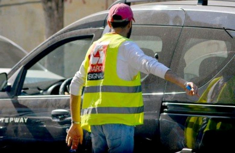 جماعة الدار البيضاء تقنن منح رخص "حراس السيارات" وتفرض عليهم تسعيرة ولباسا موحدا