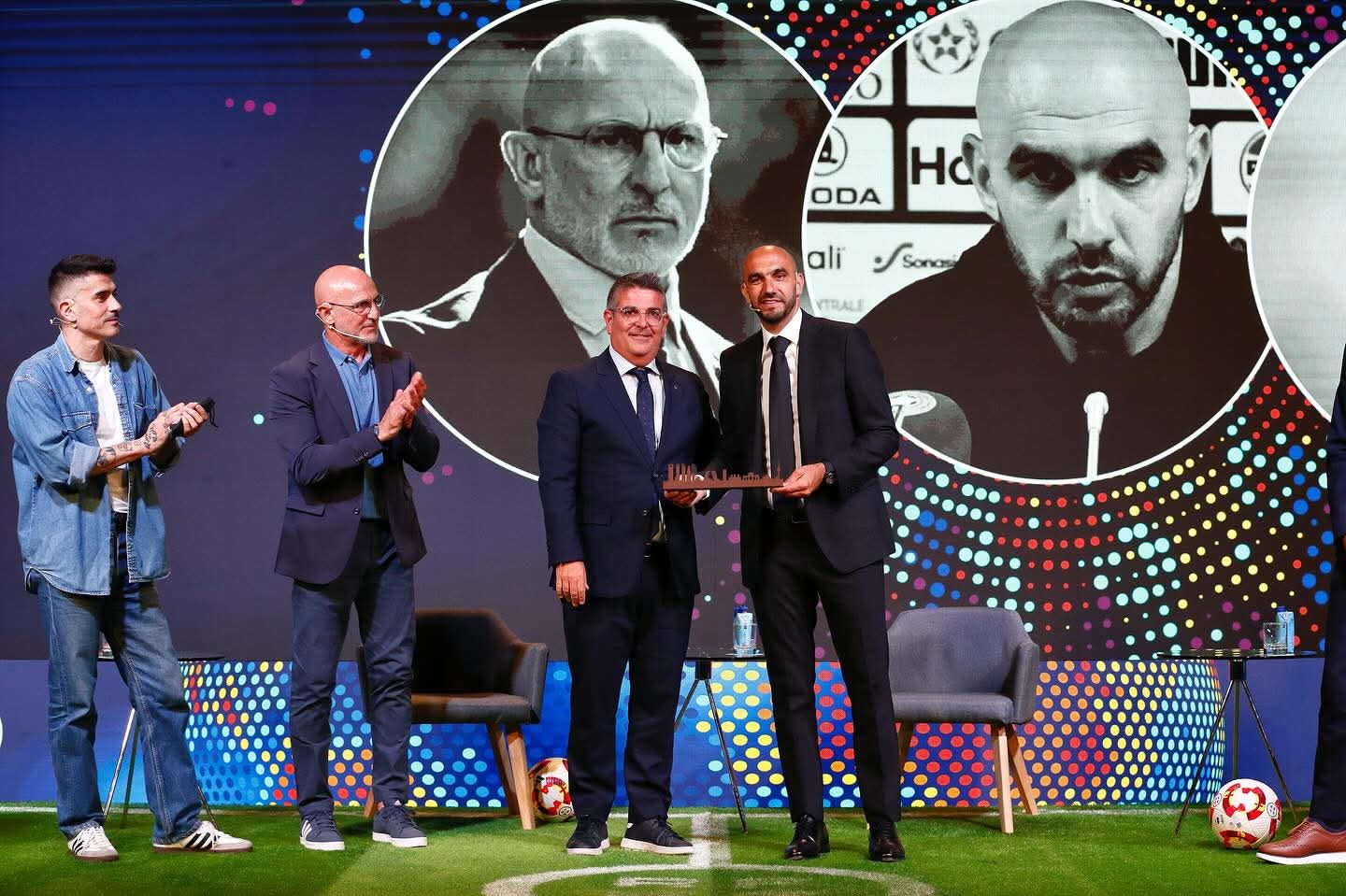 تكريم الناخب الوطني وليد الركراكي في مؤتمر المدربين الدولي بمدريد