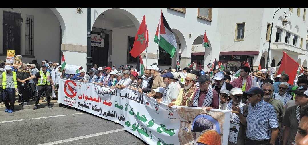 مشاركون في مسيرة وطنية بالرباط يرفعون شعار "من الرباط إلى طهران المقاومة لا تهان"