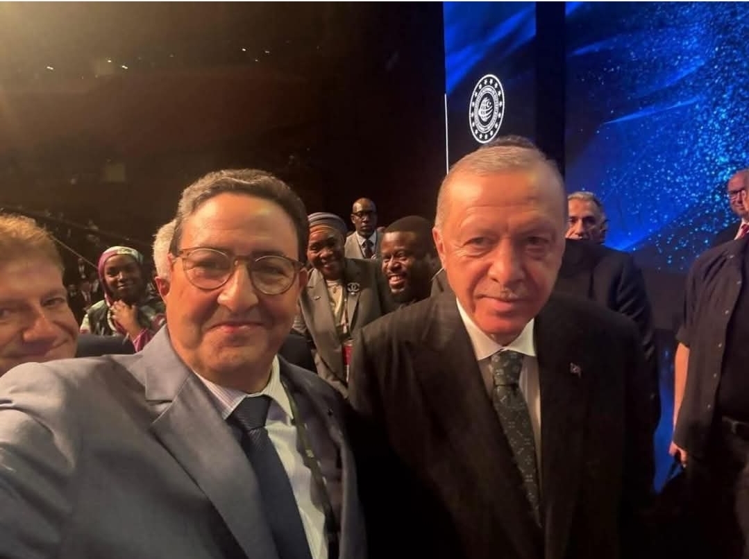 سيلفي وزير النقل المغربي قيوح مع أردوغان يثير الجدل على مواقع التواصل
