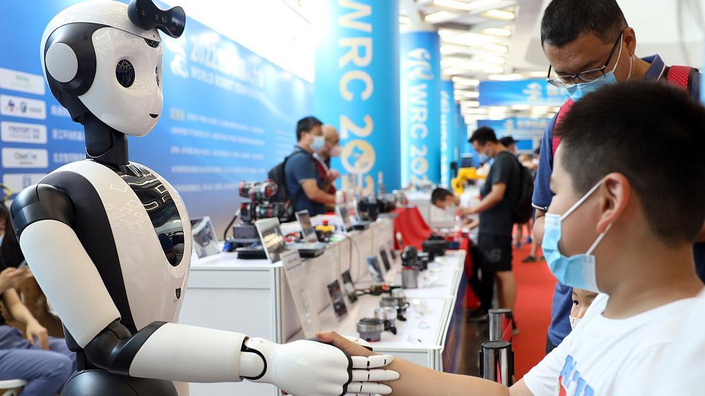 "روبوتات" في الصين تذهل الكثيرين بقدراتها على أداء مهام متنوعة يؤديها البشر  في يومياتهم