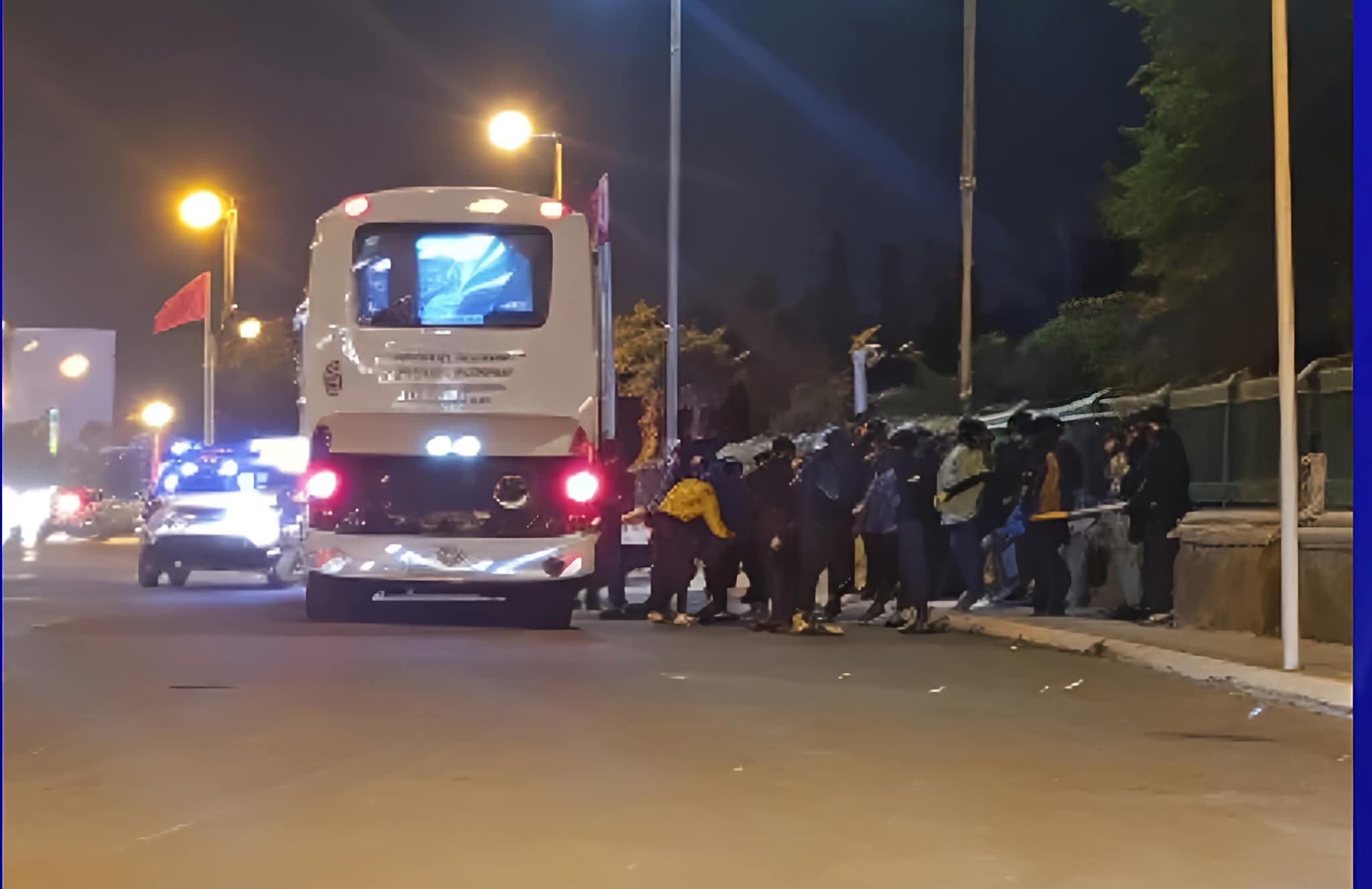 فوج جديد من المهاجرين من دول جنوب الصحراء يصل تيزنيت تحت وطأة تزايد عددهم !!