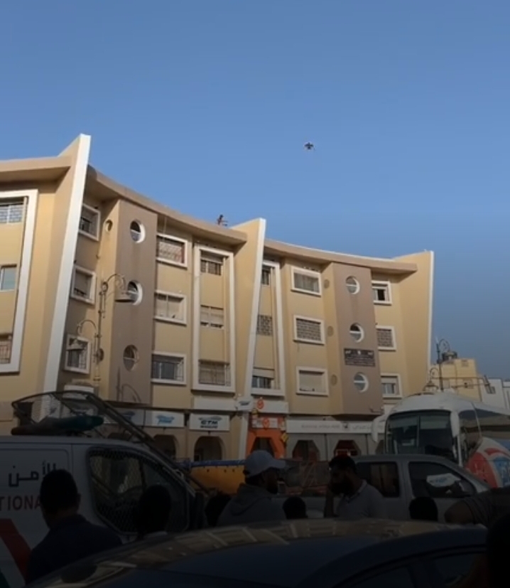 مريض نفسيا يظهر عاريا على حافة بناية شاهقة في مدينة الداخلة  (صور)
