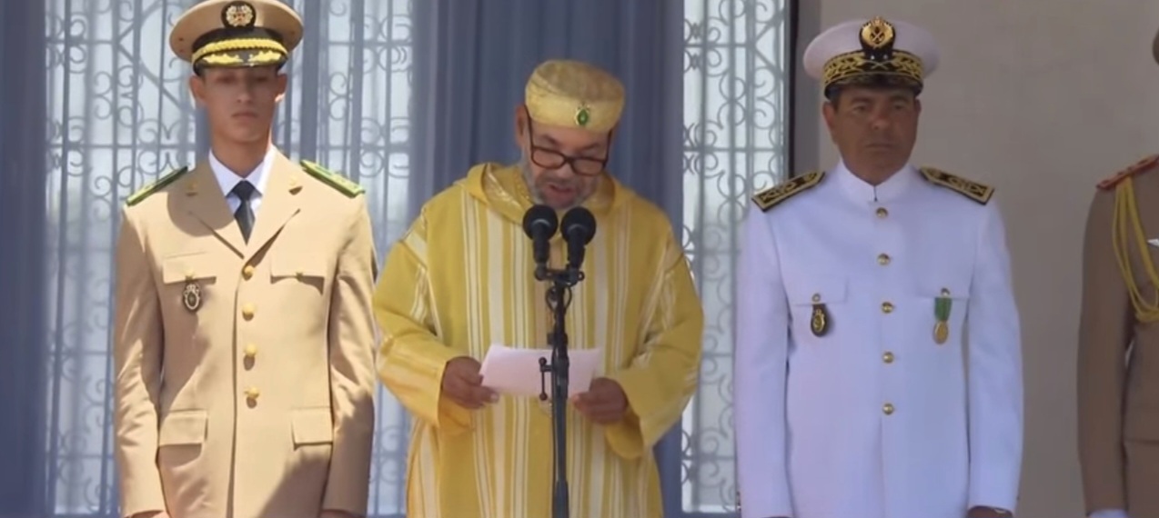 عيد العرش .. الملك يترأس حفل أداء القسم لضباط المدارس العسكرية ويطلق على الفوج اسم ”السلطان أحمد المنصور الذهبي“