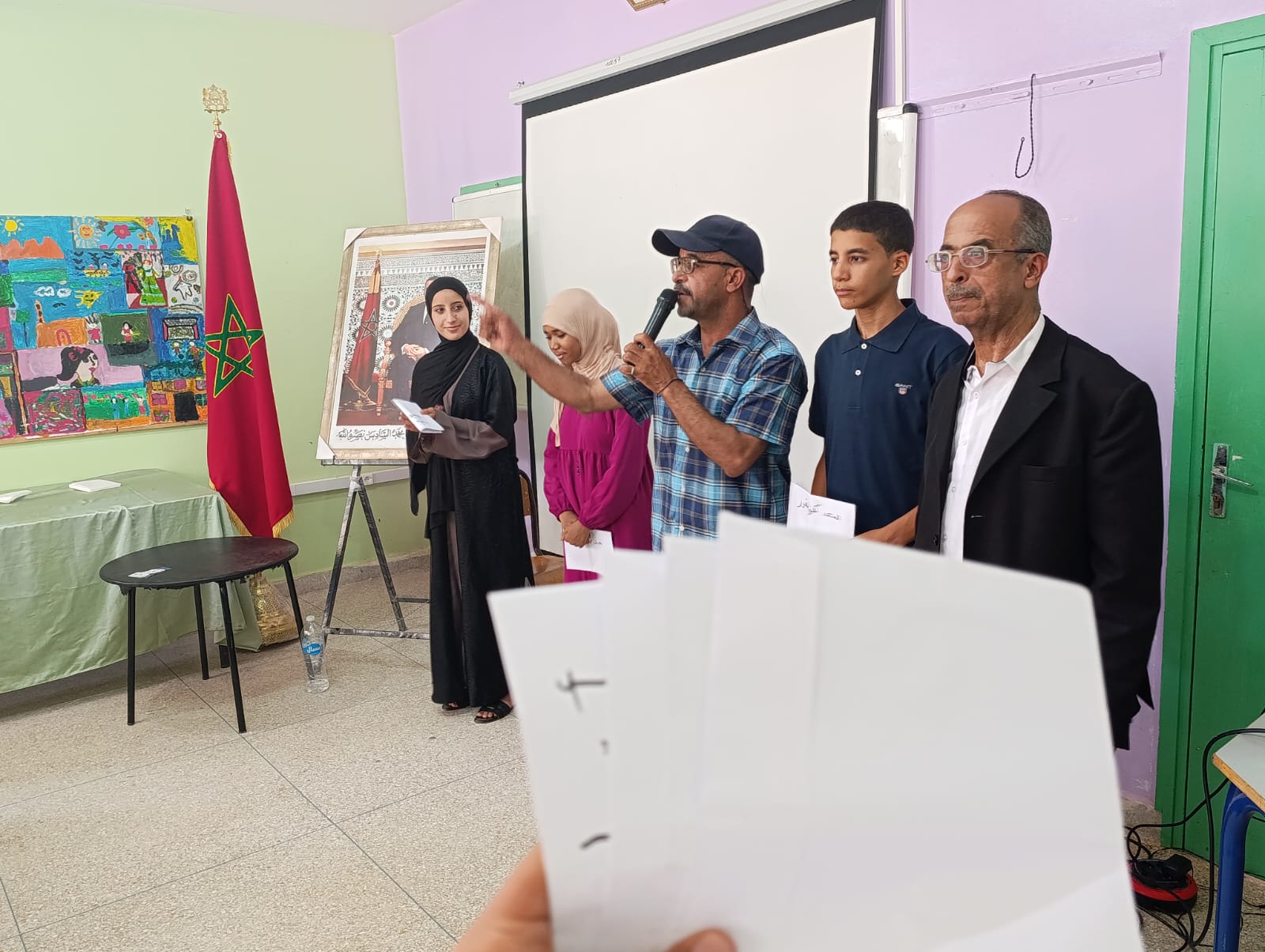 أستاذ يوزع أجـرته الشهرية على تلامذته المتفوقين بنواحي سيدي إفني