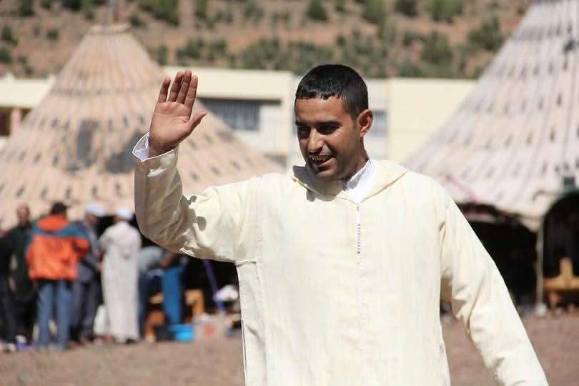 "رئيس الجماعة الذي قاد احتجاج آيت بوكماز يرد على أخنوش: كل ما نطالب به هو توفير شبكة "الريزو"