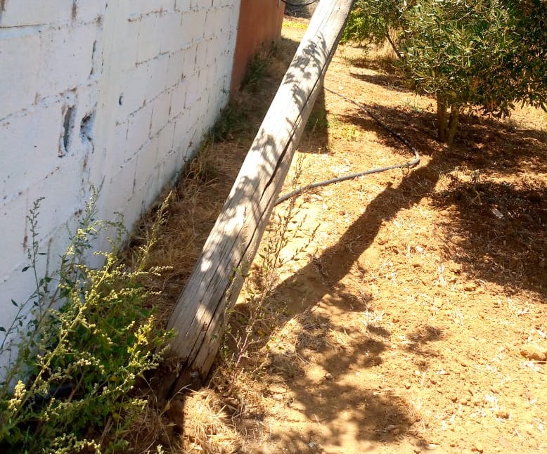 سقوط عمود كهربائي يهدد سلامة المواطنين في مدشر "عين حلوفة" بأحد الغربية بطنجة (صور)