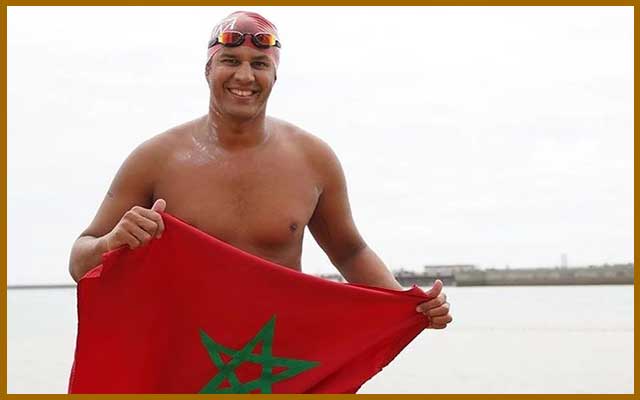على مسافة 48 كلم... رياضي مغربي يستكمل السباحة حول محيط جزيرة مانهاتن الأمريكية
