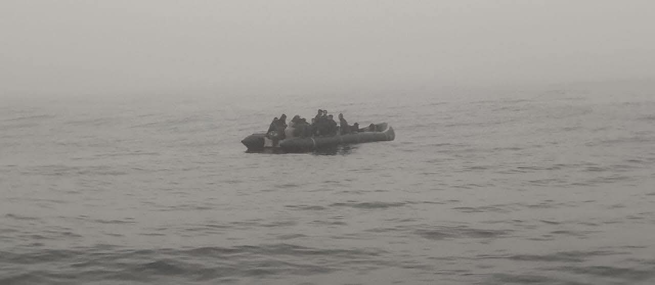 إنقاذ 54 مهاجرا سريا علقو بعرض البحر بعد تسرب المياه الى قاربهم المطاطي بسواحل سيدي افني (فيديو)