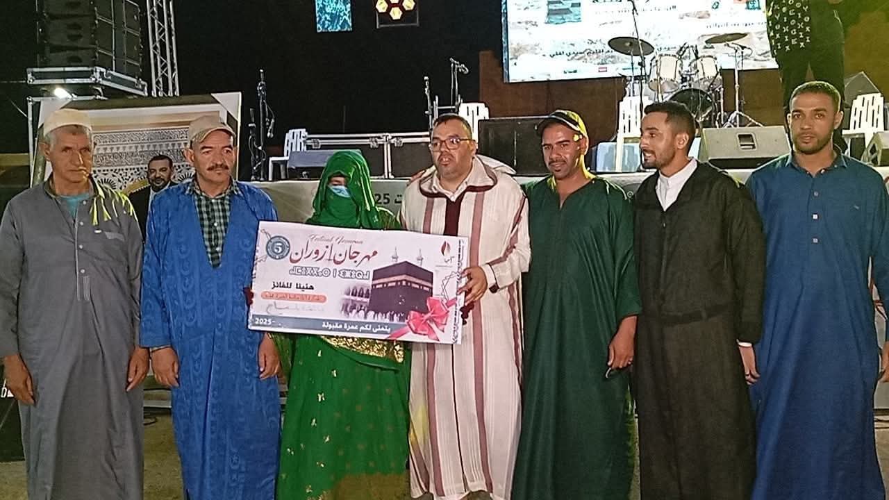 فعاليات تهدي "عمرة" لمسنة تبرعت بأرضها لبناء "ملعب قرب" بجبال أيت الرخا