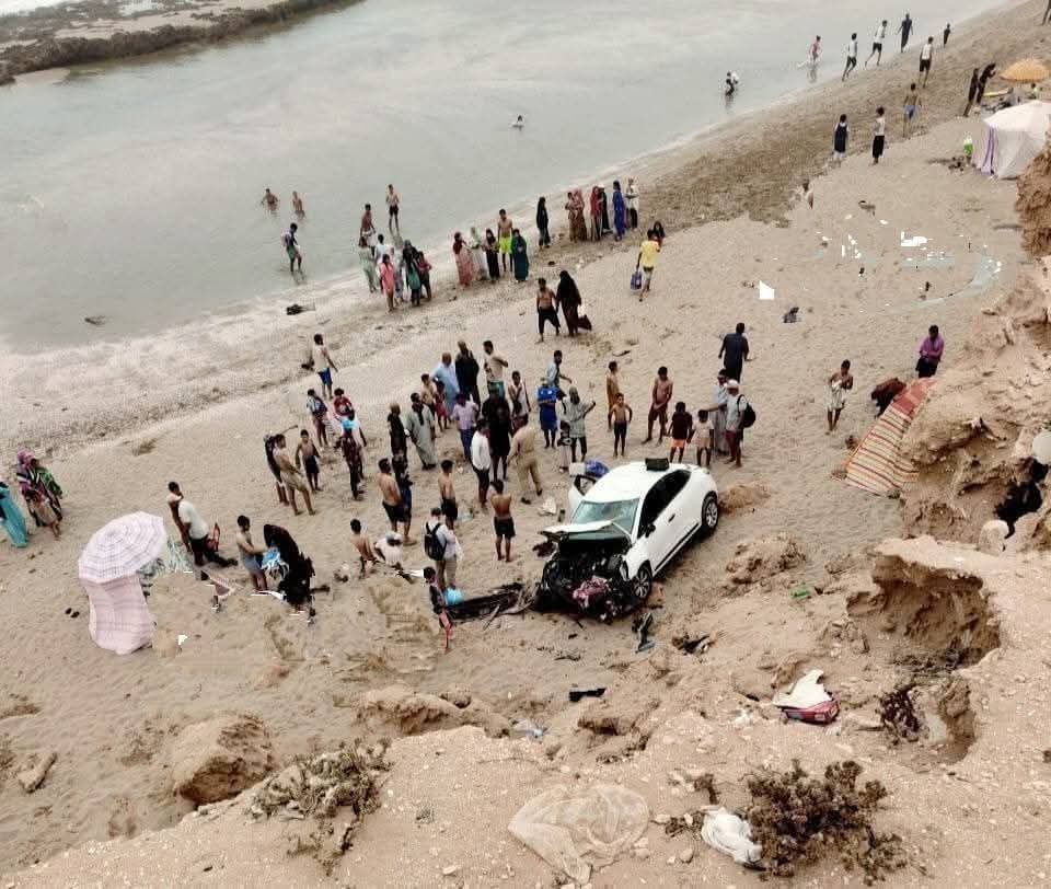 سقوط عرضي لسيارة بحافة شاطئ تيفنيت باشتوكة