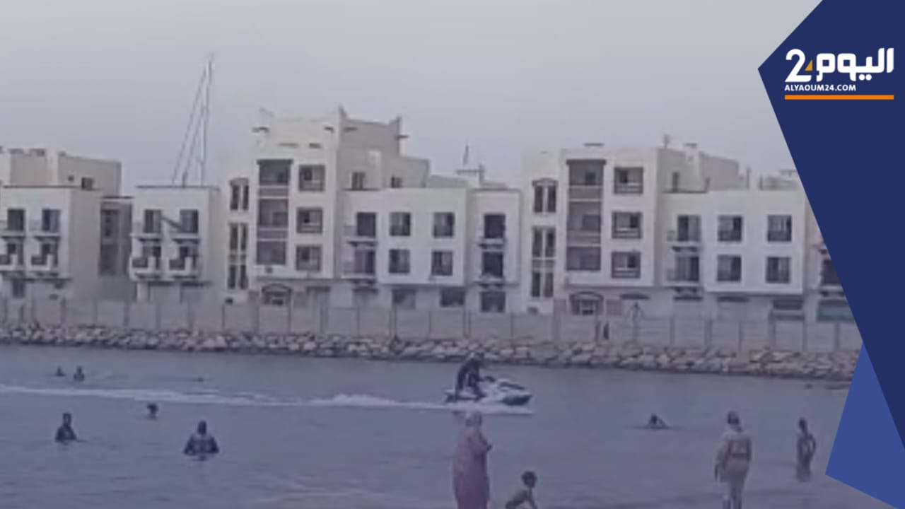 دراجات مائية تبحر قرب رؤوس المصطافين وسط مخاوف من تسجيل حوادث "جيتسكي" بشاطئ اكادير  (فيديو)