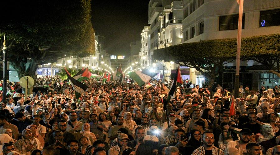 آلاف المغاربة يشاركون في مسيرة واعتصام بطنجة تضامنًا مع غزة ورفضًا للتطبيع