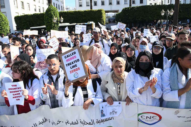 خريجو المعاهد العليا للمهن التمريضية بالبيضاء ينددون بتقليص المناصب المالية ويهددون بالتصعيد