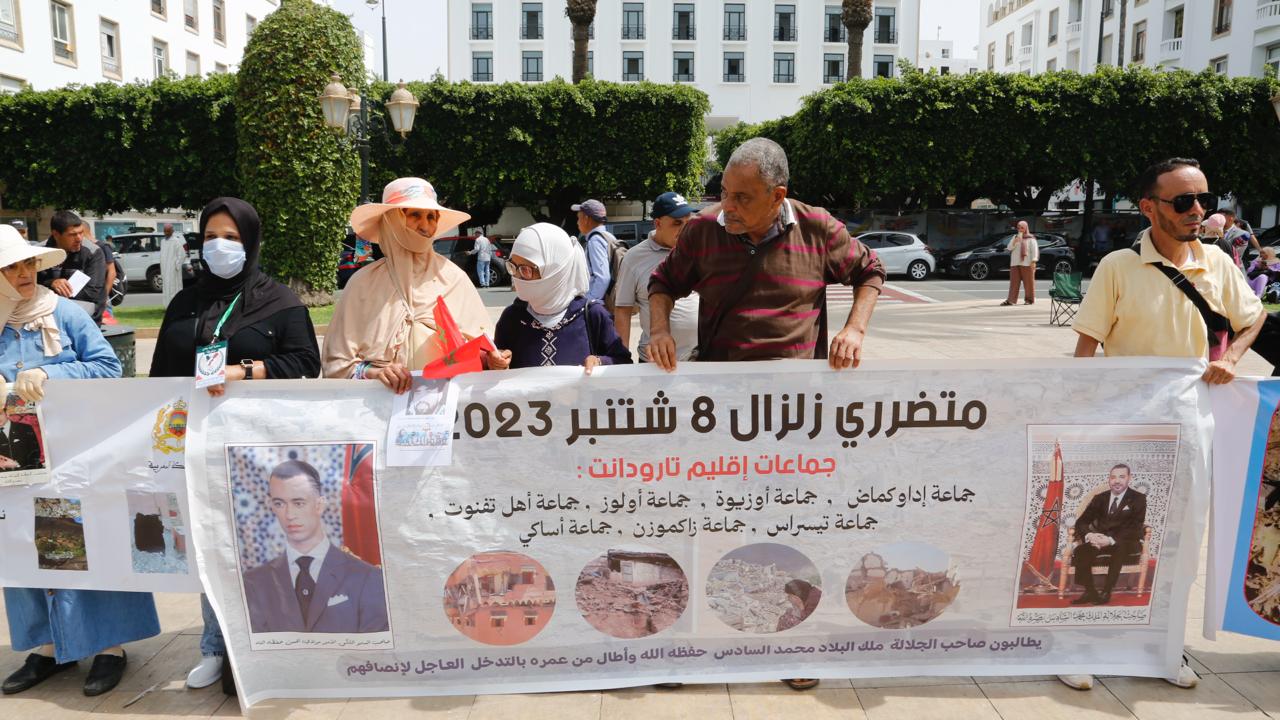 ضحايا زلزال الحوز يحتجون أمام البرلمان في الرباط في الذكرى الثانية للكارثة (فيديو)