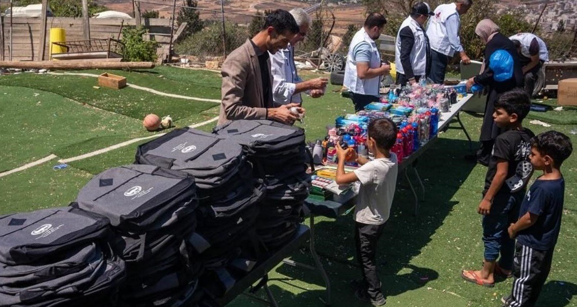 وكالة بيت مال القدس الشريف تواصل عملية توزيع الحقائب المدرسية تزامنا مع الدخول المدرسي الجديد