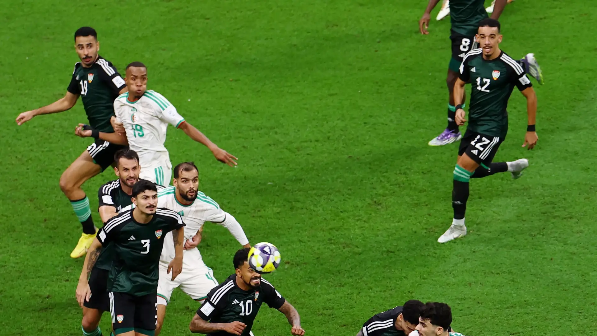 كأس العرب: الإمارات تجرد الجزائر من اللقب وتبلغ نصف النهائي