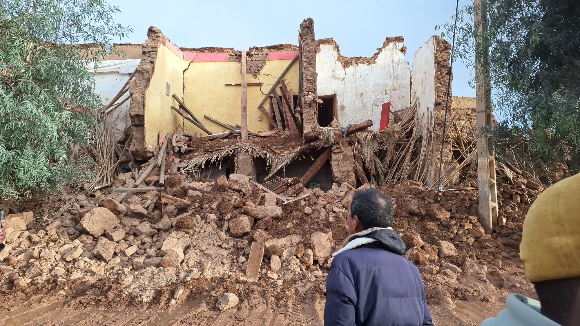 أمطار غزيرة تُغرق مناطق بإقليم الرشيدية وتتسبب في انهيار عدد من المنازل