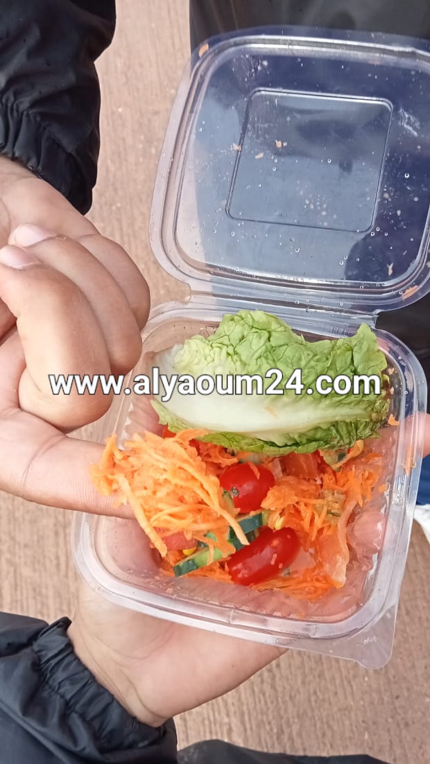 تدني جودة الأكلات المقدمة للمتطوعين بملعب أدرار يحرج اللجنة المحلية للكـان بأكادير (صور)