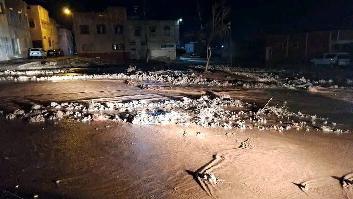 أمطار غزيرة والمياه تحاصر منازل سكنية بضواحي أزيلال
