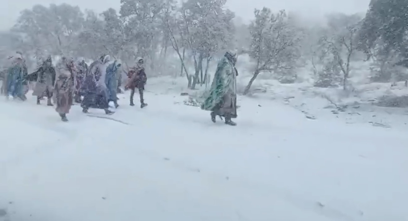 وسط عاصفة ثلجية.. مسيرة لساكنة الجبل على الأقدام نحو بني ملال (فيديو)
