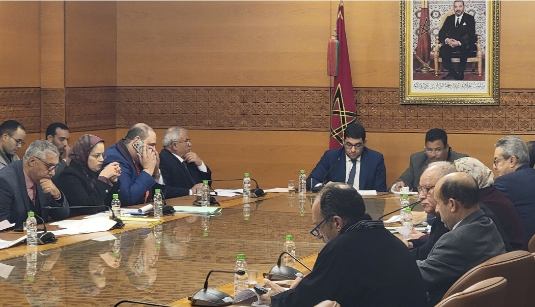 بنسعيد يرفض تعديلات قانون المجلس الوطني للصحافة وسط غياب نصف أعضاء اللجنة البرلمانية المعنية