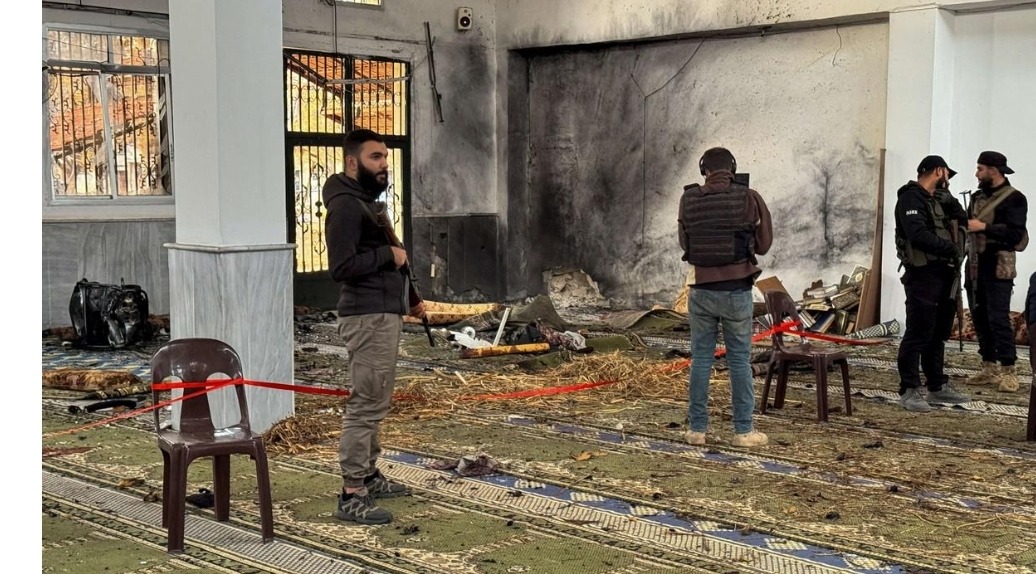 تفجير يستهدف مسجدًا في حمص أثناء صلاة الجمعة يسفر عن قتلى وجرحى