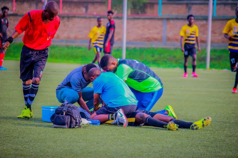 وفاة لاعب كرة قدم بوروندي داخل الملعب تعيد الجدل حول الطقوس السحرية