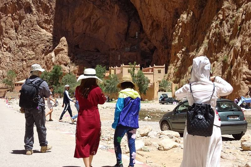 اعترفت بوجود الغلاء... عمور: السياحة الداخلية رهان استراتيجي لتوسيع العرض وضمان الولوج للمغاربة