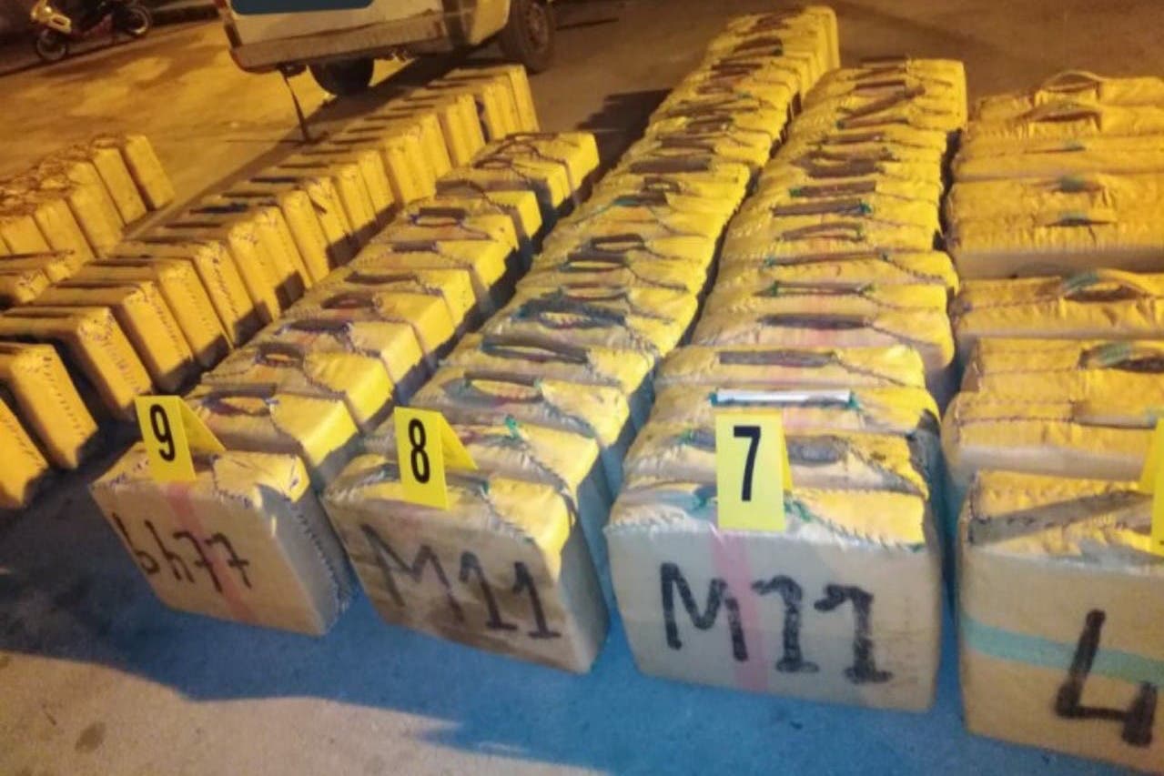 أمن طنجة يوقف 6 أشخاض على خلفية تفكيك مخزنين لإعداد وشحن المخدرات
