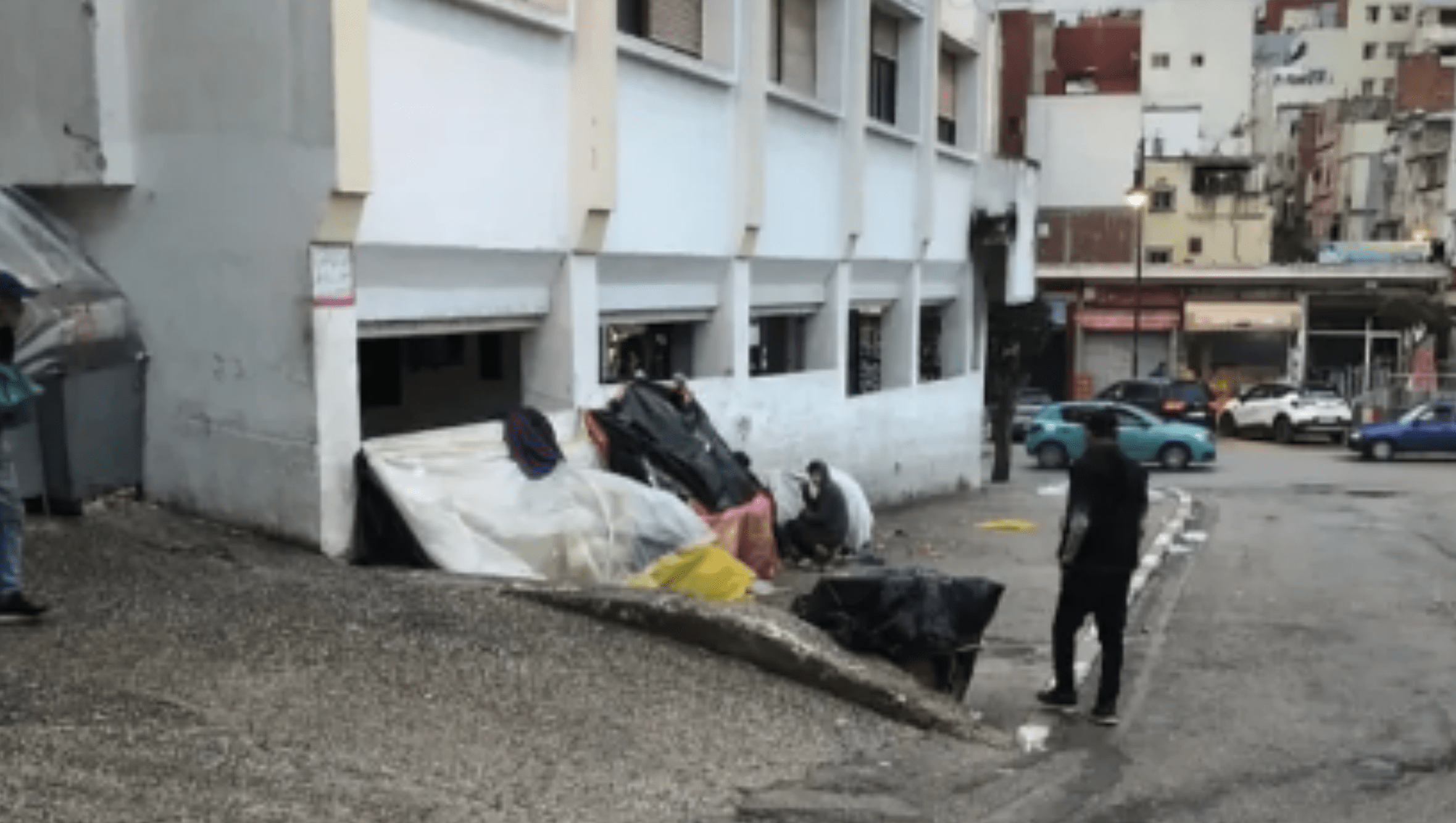 طنجة: العثور على جثة شاب يعيش وضعية التشرد بساحة " تافيلالت " يستنفر رجال الأمن