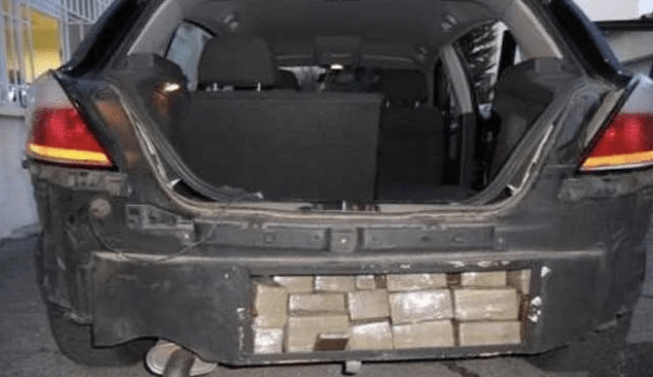ميناء طنجة المتوسط: إحباط محاولة تهريب 893 كيلوغراما من مخدر الشيرا على متن سيارة
