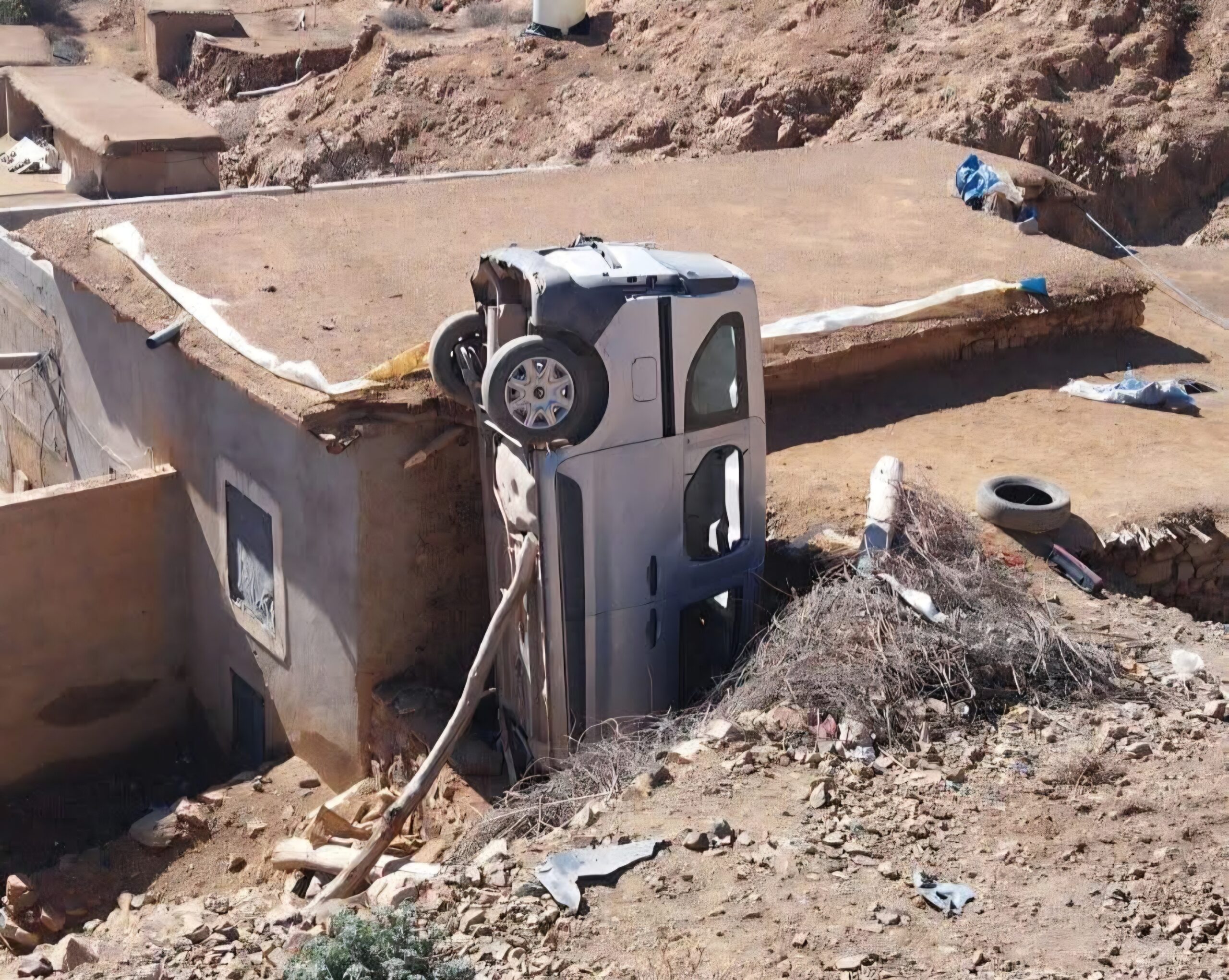 وفاة شخصين في حادث سقوط سيارة فوق سطح منزل بمنطقة جبلية بتارودانت