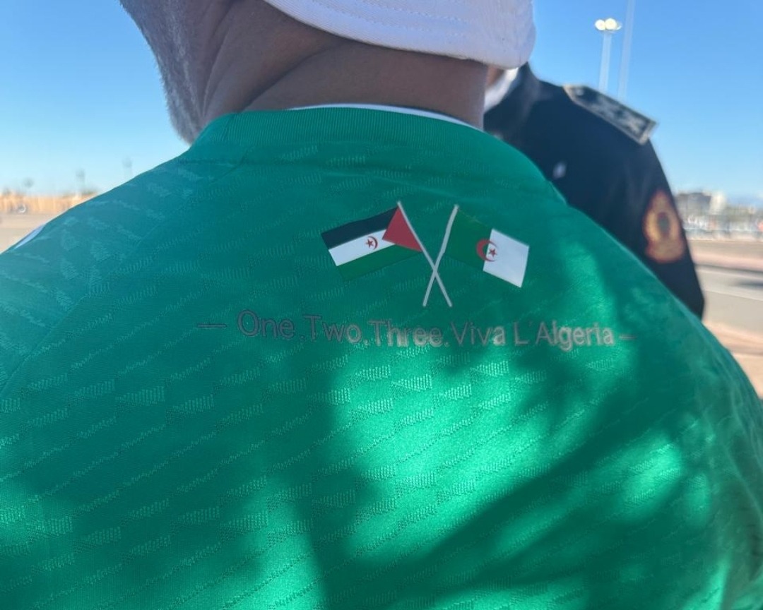 توقيف مشجع جزائري في ملعب مراكش بسبب لبسه قميصا يحمل علم البوليساريو