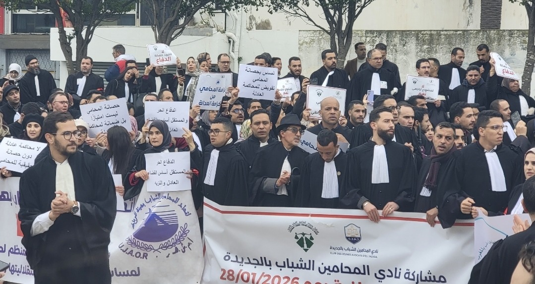 مئات المحامين يحتجون أمام وزارة العدل: "المحاماة مهنة حرة.. وهبي يطلع برا"