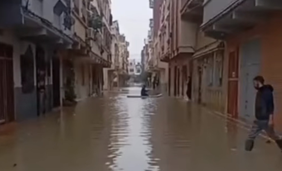 الفيضانات تجتاح مدينة القصر الكبير والملك يصدر تعليمات إلى الجيش بضرورة إيواء المتضررين