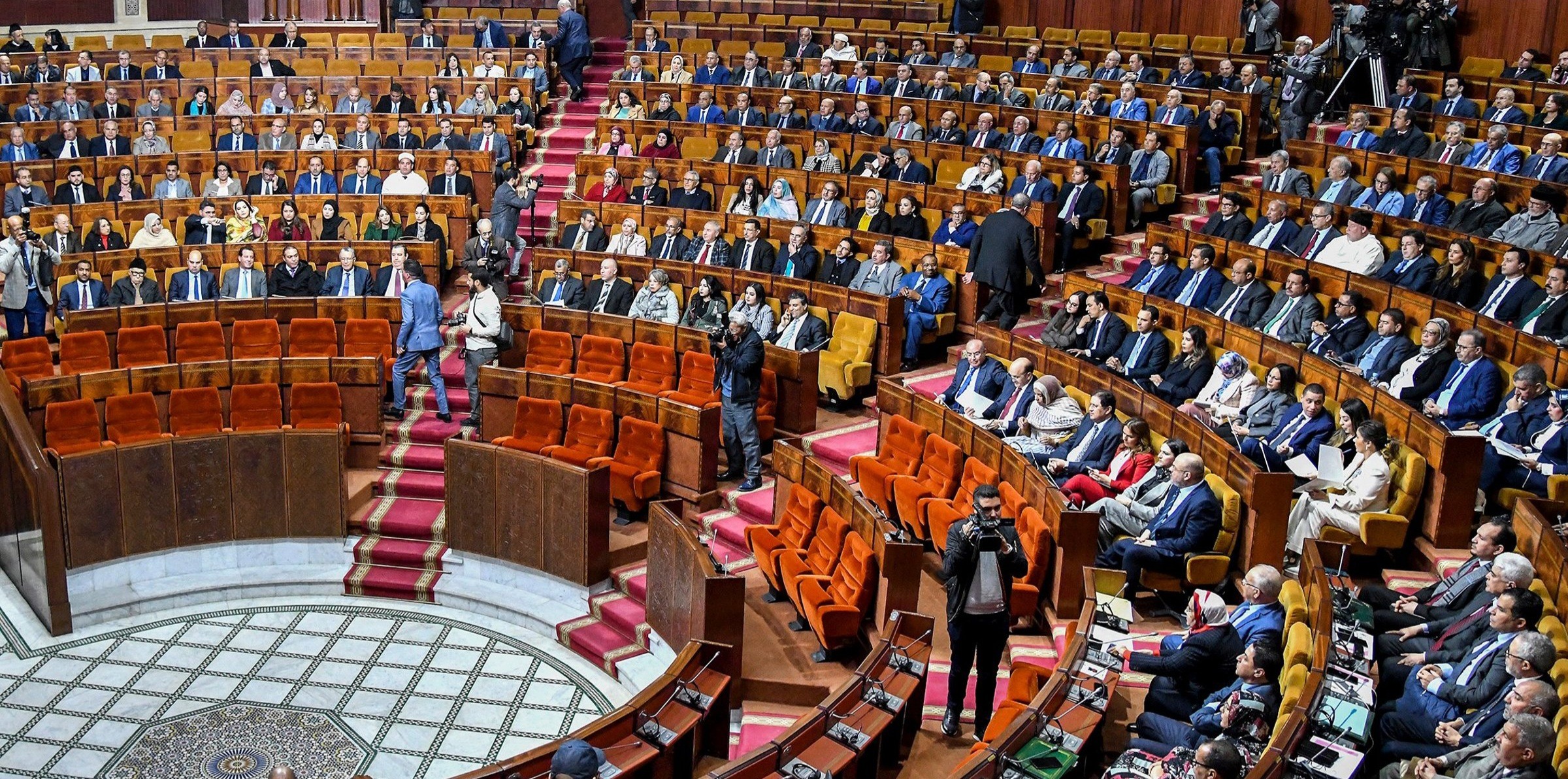 البرلمان يستأنف جلساته بمساءلة الحكومة حول الاستثمار والتشغيل والصناعة
