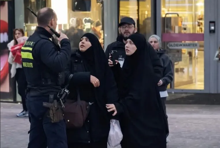 شرطة هولندا تفتح تحقيقا في حادثة تورط أحد عناصرها في ضرب محجبتين