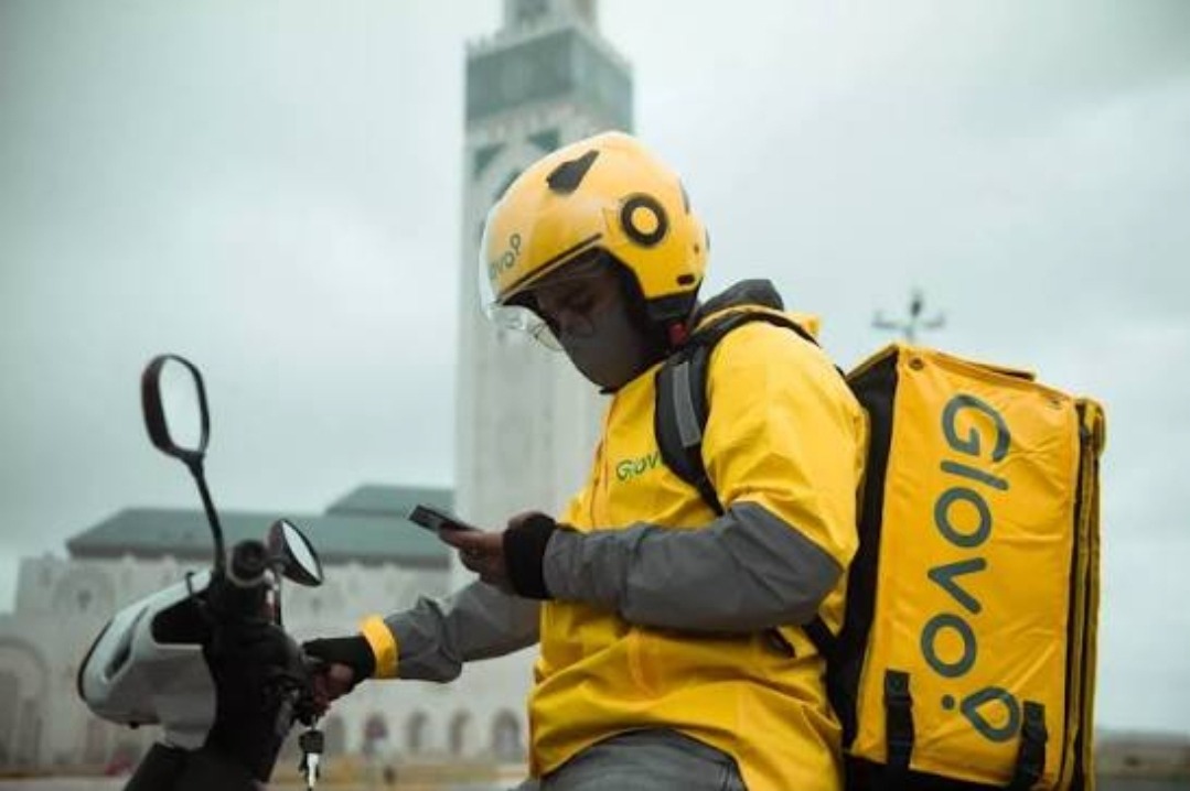 شركة Glovo تخضع لقرارات مجلس المنافسة.. تحديد سقف العمولات ومراقبة سياقة عاملي التوصيل