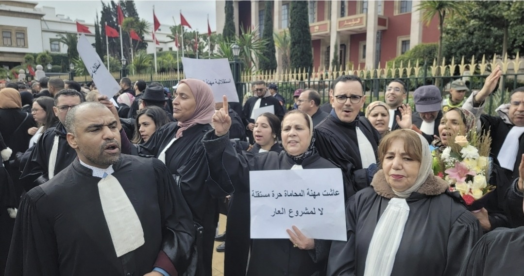 المحامون يرددون شعارات أمام البرلمان تطالب بسحب مشروع قانون المهنة