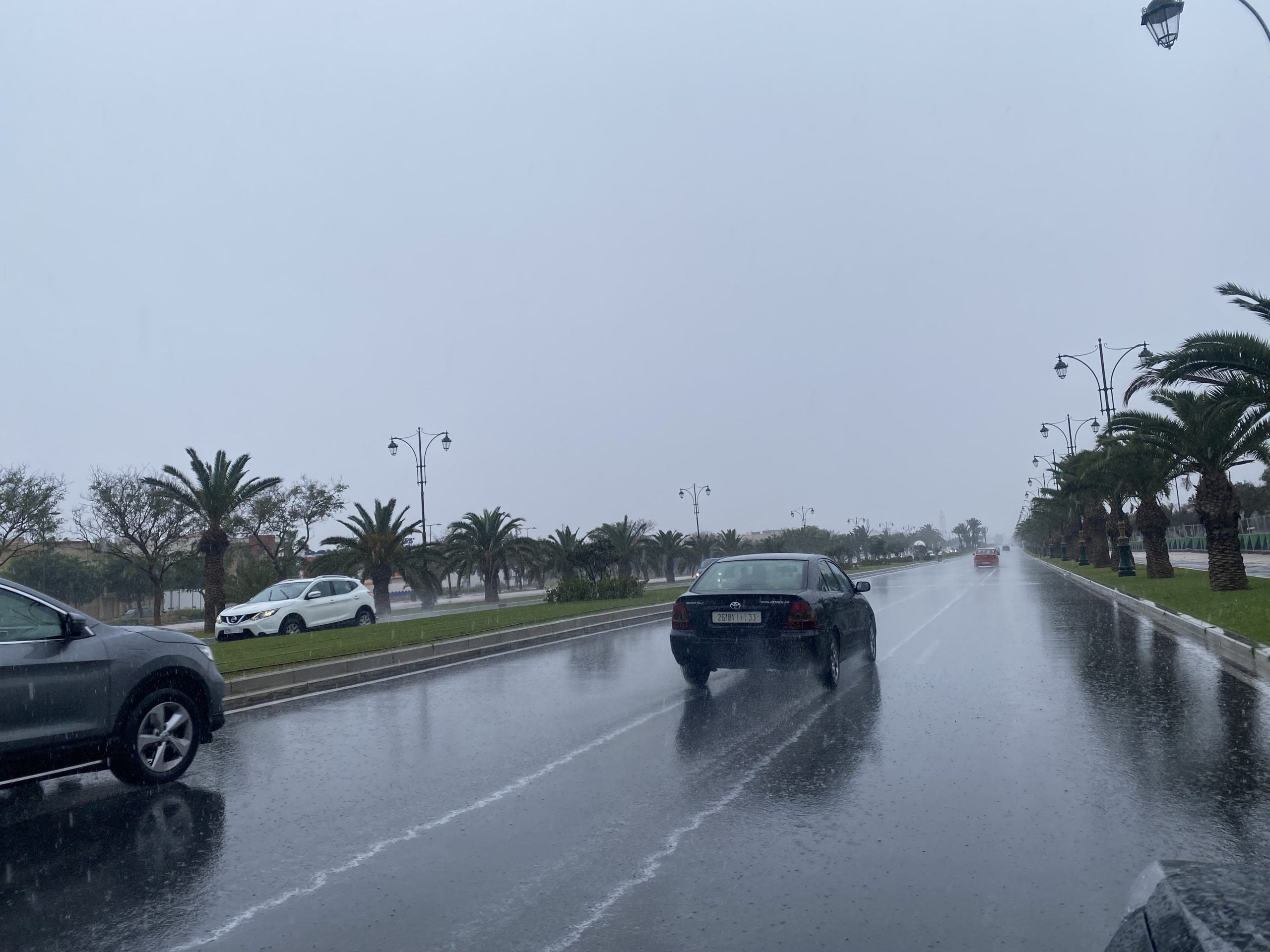 وزارة التجهيز تحذر مستعملي الطريق من سوء الأحوال الجوية وتدعوهم إلى توخي الحيطة أثناء تنقلاتهم 