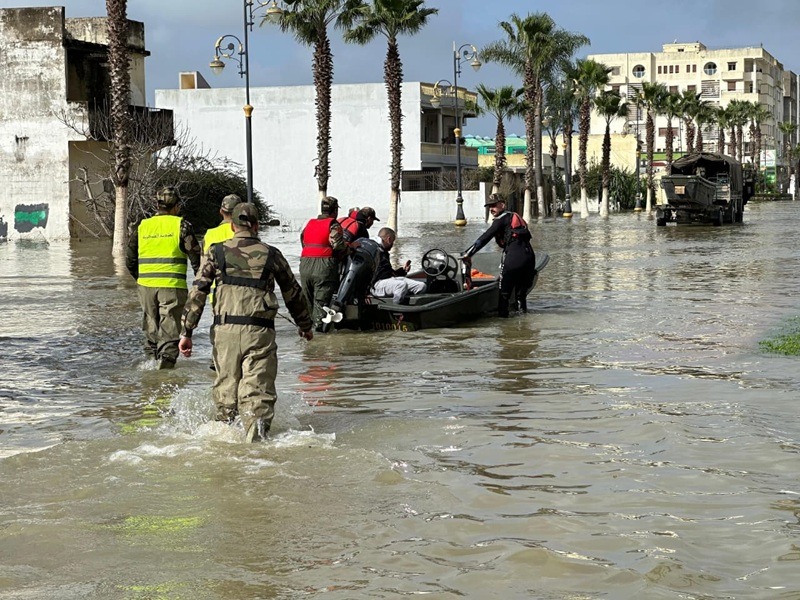 السلطات تقوم بعملية إجلاء واسعة للمواطنين من مدينة القصر الكبير إلى مدن آمنة تحسبا لفيضانات خطيرة متوقعة
